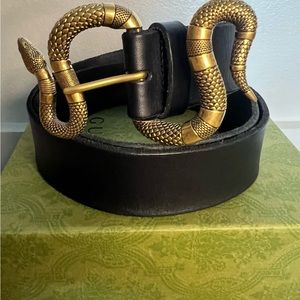 Gucci Snake buckle belt! Black leather. Authentic rare